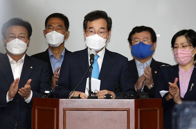 더불어민주당 이낙연 대선 경선후보(가운데)가 16일 광주시의회에서 기자회견을 열고 광주의 지지를 호소하고 있다. 광주=연합뉴스