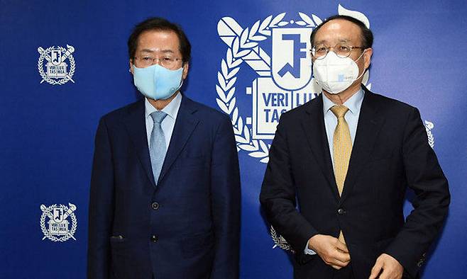 서울대 찾은 洪 국민의힘 홍준표 대선 경선후보(왼쪽)가 지난 15일 서울 관악구 서울대학교 총장실에서 오세정 서울대 총장과 기념촬영을 하고 있다. 국회사진기자단