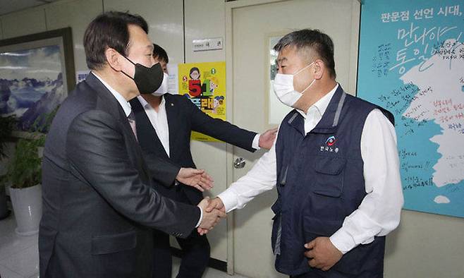 한노총 찾은 尹 국민의힘 윤석열 대선 경선후보(왼쪽)가 지난 15일 서울 여의도 한국노동조합총연맹을 방문해 김동명 한노총 위원장과 인사하고 있다. 남정탁 기자