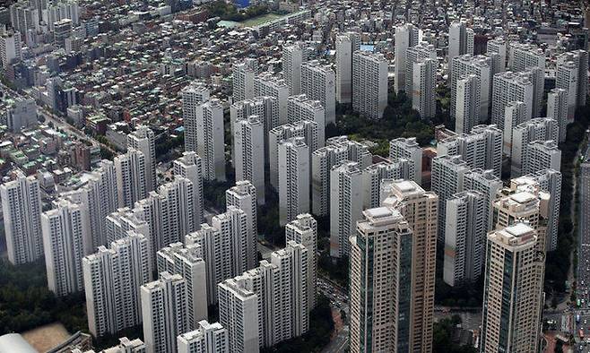 16일 오후 서울 송파구 롯데월드타워 전망대 서울스카이에서 바라본 도심 아파트단지와 주택가의 모습. 뉴시스