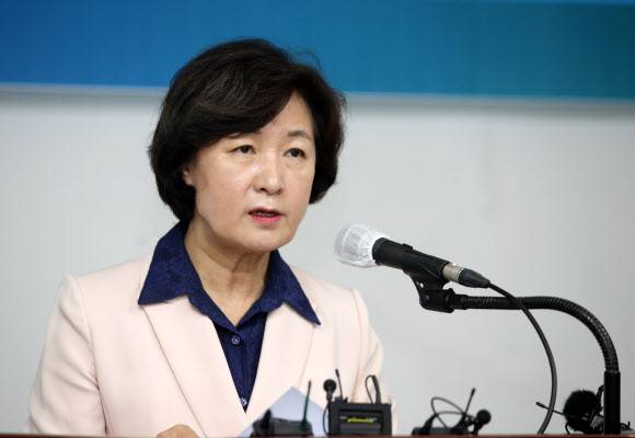 더불어민주당 추미애 대선 경선 후보가 16일 오전 광주시의회에서 기자회견하고 있다. 연합뉴스