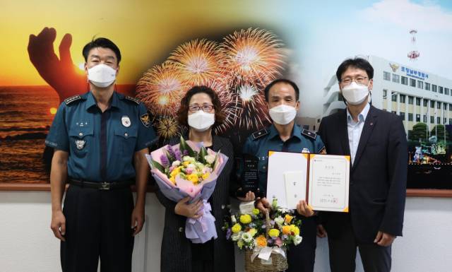 익사 위기에 놓인 30대를 구한 경찰관이 LG의인상을 받았다. 16일 경북 포항남부경찰서에 따르면 포항 상대지구대에 근무하는 김현필 경위는 지난달 8일 물에 빠져 허우적대는 30대 남성 A씨를 망설임 없이 물속으로 뛰어들어 구조했다. 사진은 LG의인상 받은 김현필 경위(오른쪽 두 번째).