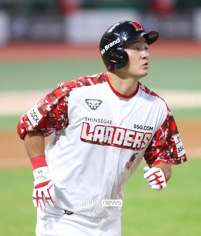 ▲ 4안타 경기를 펼친 최주환. ⓒ 곽혜미 기자