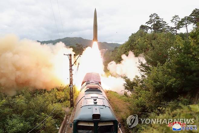 북한, 열차서 탄도미사일 발사…북한판 이스칸데르 추정 (평양 조선중앙통신=연합뉴스)  북한이 지난 15일 철도기동미사일연대의 검열사격훈련을 했다고 조선중앙통신이 16일 보도했다. 북한판 이스칸데르 개량형으로 추정되는 탄도미사일이 화염을 내뿜으며 열차에서 발사되고 있다. 북한은 이 탄도미사일이 동해상 800㎞ 수역에 설정된 표적을 정확히 타격했다고 밝혔다. 2021.9.16 
    [국내에서만 사용가능. 재배포 금지. For Use Only in the Republic of Korea. No Redistribution] nkphoto@yna.co.kr