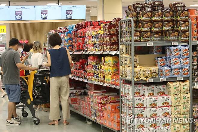 마트에 진열된 라면상품들 [연합뉴스 자료사진]