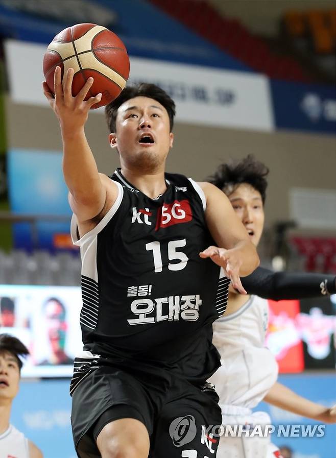 슛 날리는 김동욱 (상주=연합뉴스) 임헌정 기자 = 16일 오후 경북 상주실내체육관에서 열린 2021 MG새마을금고 KBL 컵대회 수원kt-고양오리온 경기.
kt 김동욱이 슛을 하고 있다. 2021.9.16 kane@yna.co.kr