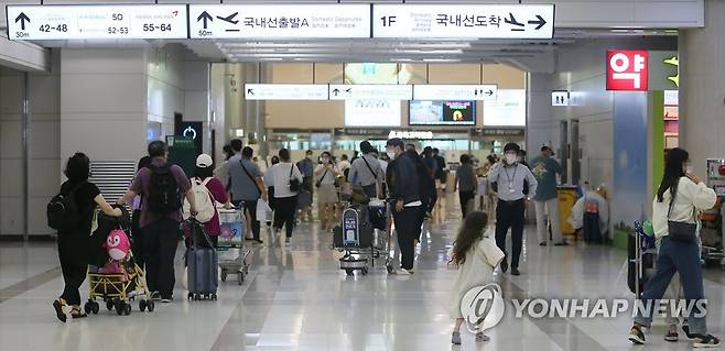 "태풍 온다 서둘러 떠나자" (제주=연합뉴스) 변지철 기자 = 태풍 '찬투'가 제주를 향해 접근하는 16일 오후 제주국제공항 출발대합실에는 서둘러 제주를 떠나 고향으로 돌아가려는 승객들이 발걸음을 재촉하고 있다. 2021.9.16 bjc@yna.co.kr