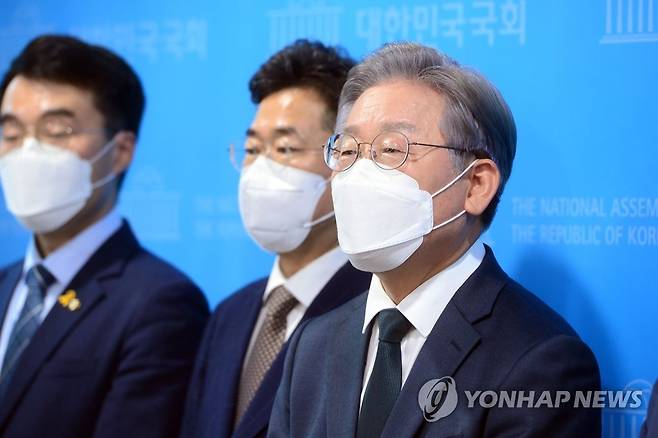 기자 질문에 답하는 이재명 (서울=연합뉴스) 하사헌 기자 = 더불어민주당 이재명 대선 경선 후보가 14일 국회 소통관에서 '성남시 대장지구 개발사업' 의혹에 관한 기자회견을 마치고 기자들의 질문에 답하고 있다. 2021.9.14 [국회사진기자단] toadboy@yna.co.kr