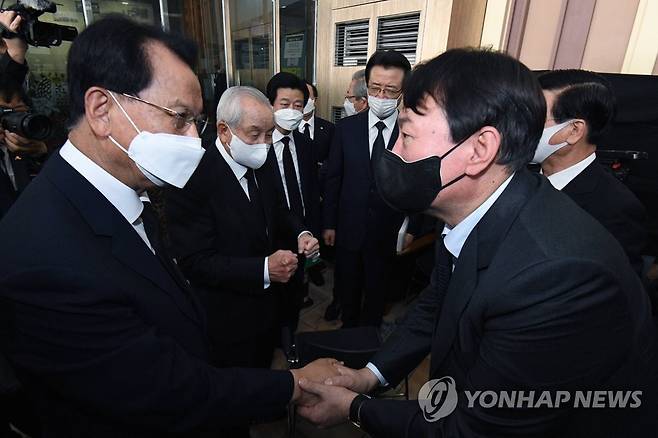 고 조용기 목사 조문하는 윤석열 (서울=연합뉴스) 국민의힘 대권주자인 윤석열 전 검찰총장이 15일 서울 여의도순복음교회에 마련된 고 조용기 목사의 빈소를 찾아 조문하고 있다. 2021.9.15  [국회사진기자단] zjin@yna.co.kr