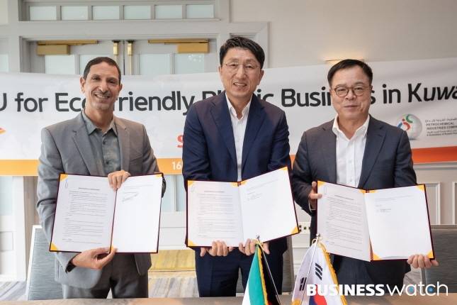 (오른쪽부터)이완재 SKC 대표, 원기돈 SK피아이씨글로벌 대표, 무틀라크 알 아즈미 PIC 대표가 16일 미국 로스앤젤레스에서 쿠웨이트 내 친환경 플라스틱 사업 협력에 대한 각 사간 MOU를 체결했다./사진=SKC 제공