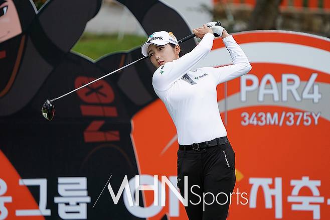 KLPGA 루키 정지유가 KLPGA 투어 'OK저축은행 박세리 인비테이셔널' 1라운드 1번 홀을 준비하고 있다. 정지유는 이날 1라운드에서 2언더파로 공동 26위를 달리고 있다. (MHN스포츠 청주, 손석규 기자) 