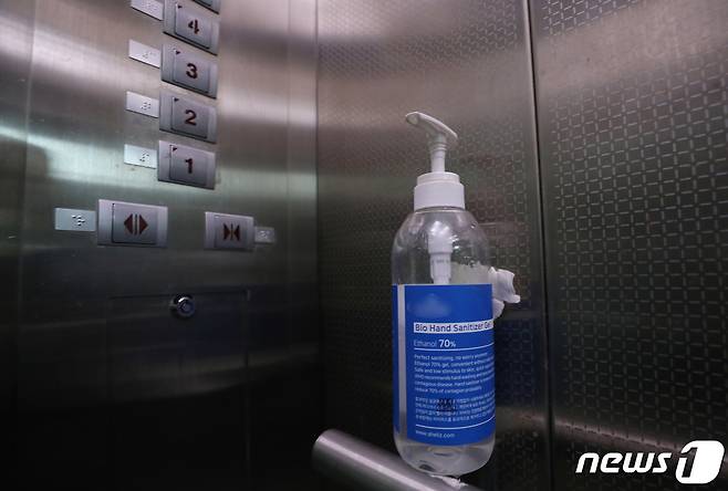 (사진은 기사 내용과 무관함) / 한 아파트 엘리베이터.2021.2.9/뉴스1 © News1 박정호 기자