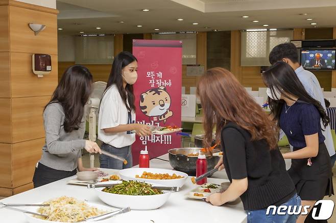 지난 16일 고려대 학생들이 89학번 동기회에서 후배들을 위해 마련한 무료 점심식사를 먹고 있다. (고려대 제공)/뉴스1 © 뉴스1