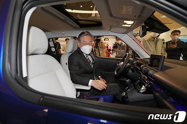 더불어민주당 대선 경선 후보인 이재명 경기도지사가 17일 오전 광주 광산구 빛그린산업단지 광주글로벌모터스(GGM) 본관동 로비에 전시된 현대차 경형SUV '캐스퍼'에 올라 타 차량 내부를 살피고 있다. 2021.9.17/뉴스1 © News1 황희규 기자
