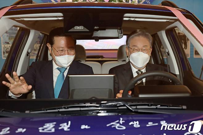 더불어민주당 대선 경선 후보인 이재명 경기도지사와 이용섭 광주시장이 17일 오전 광주 광산구 빛그린산업단지 광주글로벌모터스(GGM) 본관동 로비에 전시된 현대차 경형SUV '캐스퍼'에 올라 타 차량 내부를 살피고 있다. 2021.9.17/뉴스1 © News1 황희규 기자