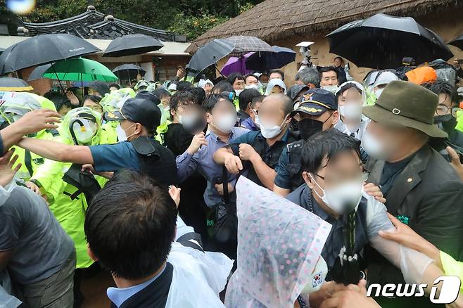 17일 윤석열 국민의힘 대선 예비후보가 경북 구미 박정희 전 대통령 생가를 방문하자 보수단체 회원들이 대거 몰려 항의하는 가운데 경찰이 이를 제지하고 있다. 이날 경찰은 220여명의 병력을 동원해 만일의 사태에 대비했다. 경2021.9.17/뉴스1 © News1 정우용 기자