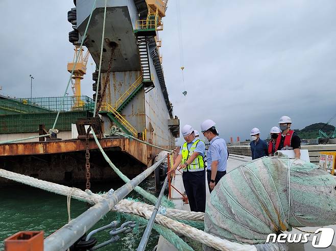 BPA관계자들이 건설현장을 점검하고 있다(부산항만공사제공)© 뉴스1