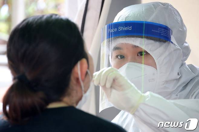 신종 코로나바이러스 감염증(코로나19) 신규 확진자가 전국에서 2025명 발생한 지난 1일 대구 달서구보건소에 마련된 선별진료소에서 의료진이 코로나19 진단검사를 위해 시민의 검체를 채취하고 있다. 이날 대구 55명, 경북 44명의 신규 확진자가 추가됐다. 2021.9.1/뉴스1 © News1 공정식 기자