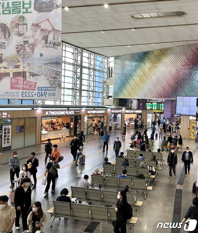 추석 명절 연휴를 하루 앞둔 17일 대구 동대구역복합환승센터에 귀성객들이 몰리고 있다. 2021.9.17/뉴스1 © News1 남승렬 기자