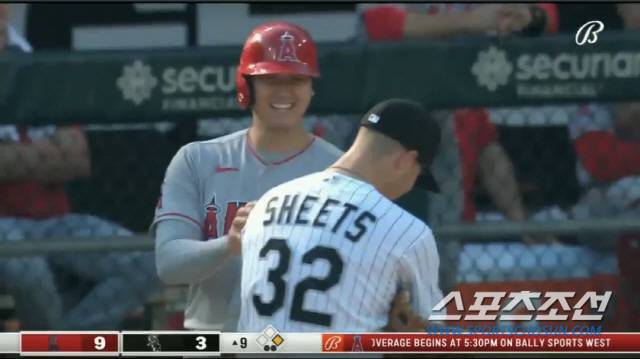 오타니 쇼헤이가 보복구를 맞고 1루에 출루한 뒤 웃으며 시카고 화이트삭스 1루수 가빈 시츠와 얘기를 하고 있다. 중계화면 캡처