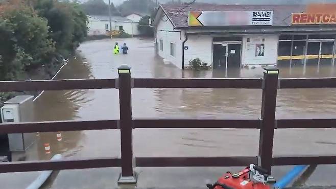 제14호 태풍 '찬투'가 제주에 근접한 17일 오전 제주시 용담2동 인근 저지대가 폭우에 침수돼 소방대원들이 배수 지원을 하고 있다. /뉴시스