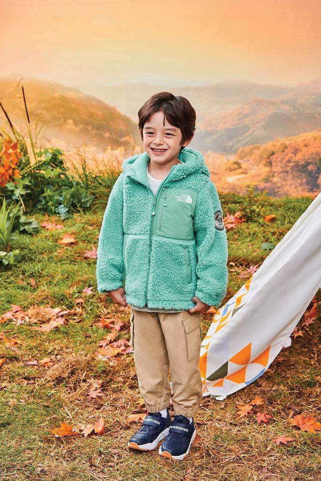 노스페이스의 '키즈 플레이 그린 플리스 후디' 착용컷.ⓒ노스페이스