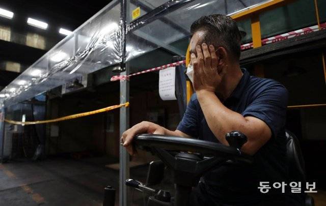 13일 오후 서울 송파구 가락시장 청과동의 텅 빈 매장 앞에서 한 상인이 지게차에 앉아 허공을 바라보고 있다. 이날까지 가락시장 
관련 코로나19 확진자는 서울에서만 126명이 발생했다. 양회성  기자  yohan@donga.com