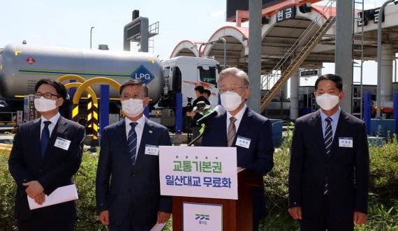 이재명 경기지사가 지난 3일 경기 김포시 일산대교 요금소 앞에서 일산대교 통행료 무료화 추진 계획 현장 합동브리핑을 하고 있다. 일산대교는 한강다리 중 유일한 유료도로다. 국민연금은 일산대교㈜ 지분을 100% 소유한 단독주주다. 왼쪽부터 최종환 파주시장, 정하영 김포시장, 이 지사, 이재준 고양시장. /사진=뉴시스