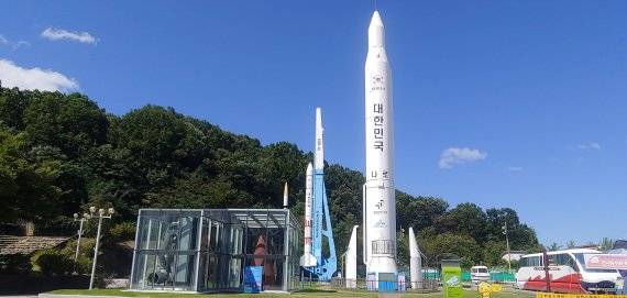 국립중앙과학관이 누리호 성공발사를 기원하기 위해 17일부터 전시행사 '우리 손으로 여는 우주의 꿈, 누리호'를 진행한다. 과학관 개표소를 지나 중앙볼트 너머에는 우리나라 최초의 우주발사체인 나로호의 실물크기 모형과 과학관측로켓 'KSR'이 전시돼 있다. 사진=김만기 기자