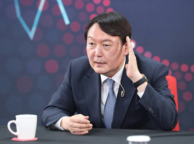 국민의힘 대선 경선 후보인 윤석열 전 검찰총장이 지난 12일 서울 여의도 중앙당사에서 경선 후보 12명을 대상으로 진행된 유튜브 라이브 방송 ‘올데이 라방’에 출연해 발언하고 있다. 공동취재사진