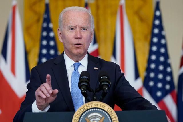 조 바이든 미국 대통령이 15일 백악관에서 국가 안보 이니셔티브에 관해 연설하고 있다. 바이든 대통령은 이날 미국, 영국, 호주의 3국 안보 협의체 오커스(AUUKUS)를 발족한다고 발표했다. 워싱턴=AP 뉴시스
