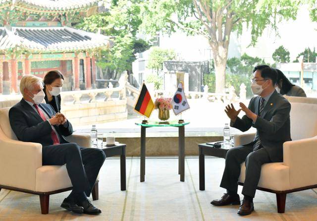 박범계 법무부 장관이 지난 14일 '분단국의 재산관리 사례와 쟁점'을 주제로 독일 프리드리히 나우만 재단과 법무부가 주최한 국제학술대회 개최 전 열린 미하엘 라이펜슈툴 주한 독일대사와의 간담회에서 분단국의 재산관리에 관한 주제로 대화하고 있다. 서재훈 기자