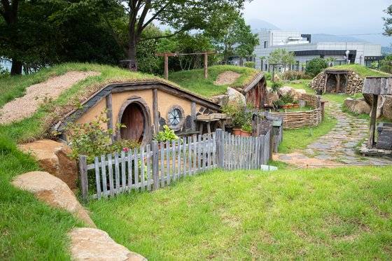 거제식물원에는 정글돔 말고도 볼거리가 많다. 무료로 즐길 수 있다는 점도 좋다. 사진은 호빗의 정원.