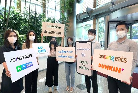 LG유플러스는 최근 쏘카·던킨·조인스프라임을 제휴사로 추가하며 구독 서비스를 강화했다. 임직원들이 각 제휴 서비스를 알리는 모습.