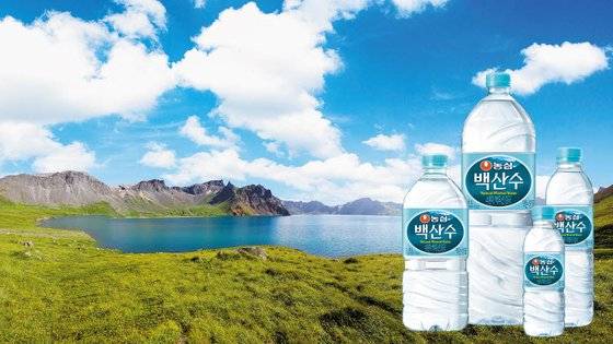 백산수는 백두산에 내린 비와 눈이 화산암반층을 따라 장시간 통과하면서 불순물은 거르고, 유익한 미네랄 성분을 풍부하게 품은 물이다. [사진 농심]