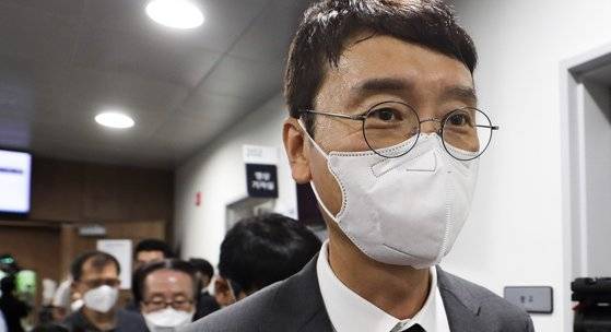 국민의힘 김웅 의원은 지난 8일 서울 여의도 국회에서 해명 기자회견을 마친 뒤 소통관을 나서고 있다.   김 의원은 이날