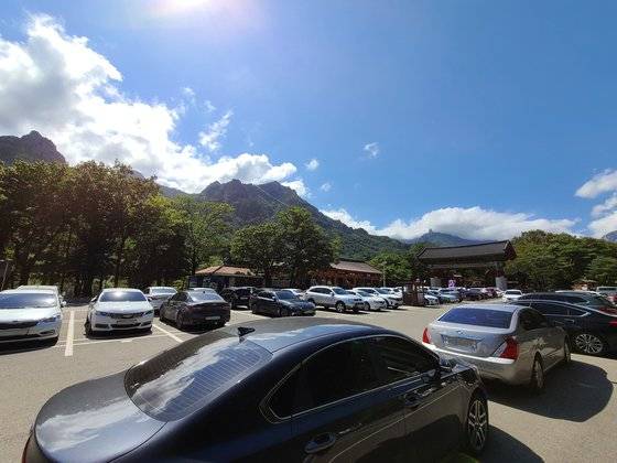 지난 14일 강원 속초시 설악동 설악산국립공원 입구 인근 주차장이 차량으로 가득한 모습. 박진호 기자