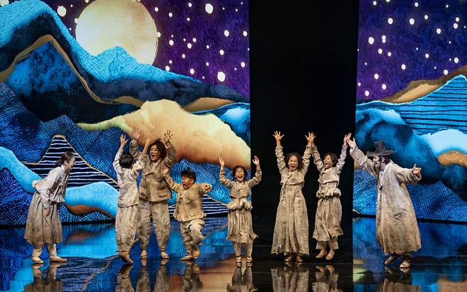 국립창극단의 창극 <흥보展>은 판소리 흥보가를 바탕으로 공연과 전시의 경계를 과감히 무너뜨린 작품이다. 국립창극단 제공.