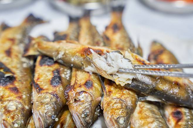 산 높고 물 맑은 경북 봉화에서는 은어도 맛볼 수 있다. 굵은 소금을 뿌려 구은 은어는 담백한 끝에 단맛이 난다.