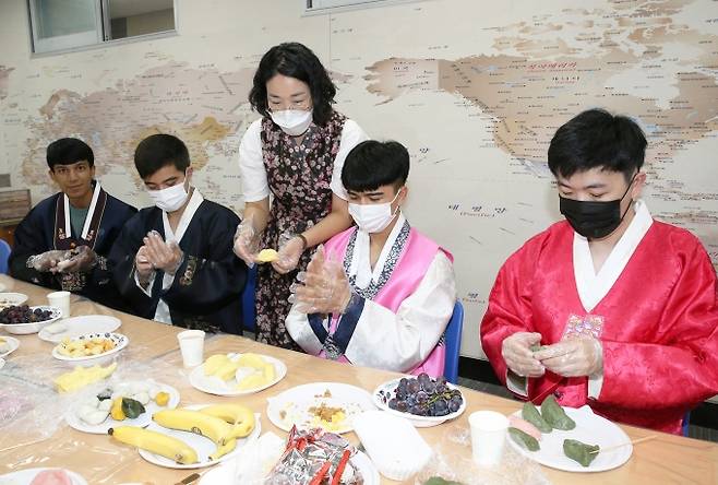공주대 국제언어 교육원의 외국인 한국어 연수생 추석명절 문화체험 장면.(2)