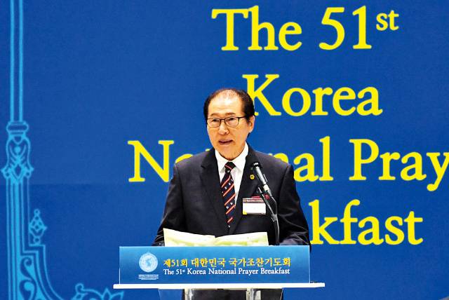 두상달 장로가 2019년 서울 강남구 코엑스에서 열린 제51회 대한민국국가조찬기도회에서 사회를 보고 있다.