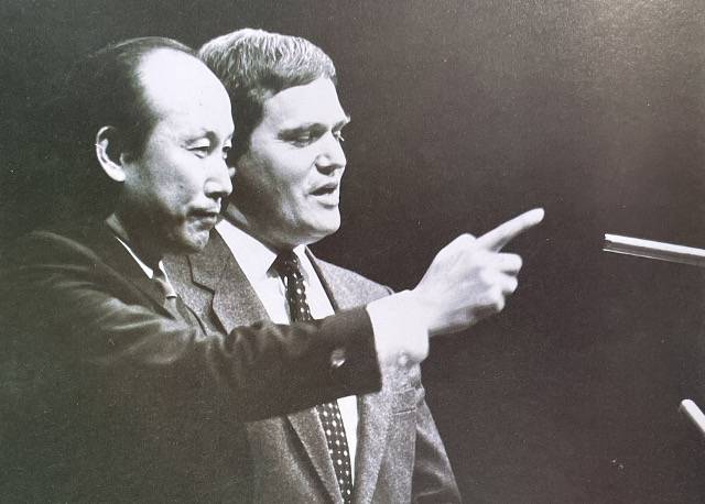 조용기 목사가 1983년 3월 네덜란드 헤이그에서 열린 국제교회성장연구원(CGI) 부흥성회에서 설교하고 있다. 국민일보DB