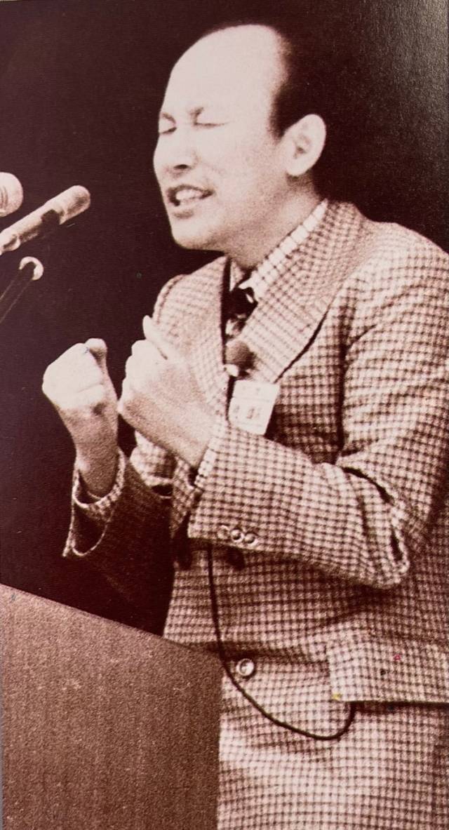 조용기 목사가 해외성회에서 오중복음 삼중축복 사차원의 영성을 전하고 있다. 그의 열정적 메시지에 시들었던 영혼이 되살아나고 생명을 얻었다.