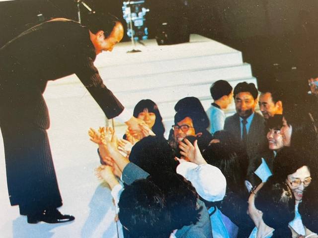 일본복음화성회에서 참석한 일본인 성도와 인사하는 조용기 목사.