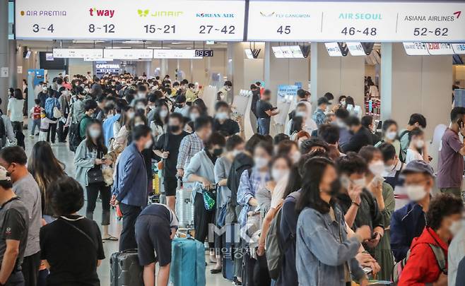 추석 연휴를 하루 앞둔 17일 김포공항 국내선 청사가 여행객들과 귀성객들로 북적이고 있다. [박형기 기자]