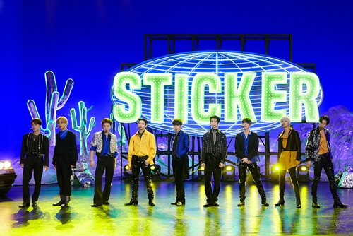 NCT 127(엔시티 127)이 미국 CBS 인기 토크쇼 ‘더 레이트 레이트 쇼 위드 제임스 코든, 이하 제임스 코든쇼)에서 타이틀 곡 ‘Sticker’(스티커) 무대를 최초 공개해 화제다.