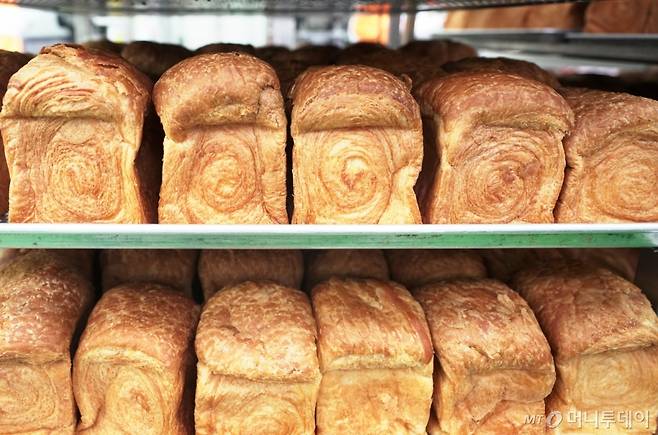 포장을 앞둔 신세계푸드 밀크앤허니 파베이크 16결 데니쉬식빵./사진제공=신세계푸드