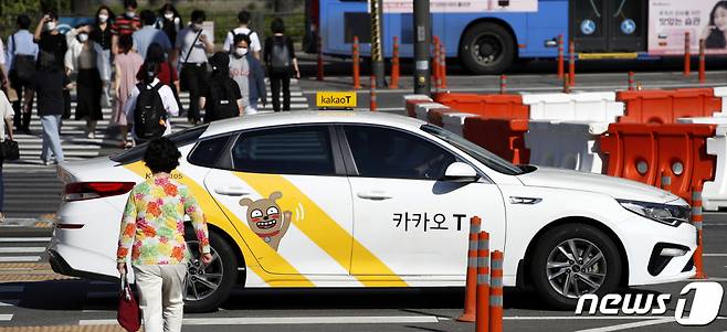 (서울=뉴스1) 이승배 기자 = '골목상권 침해' 논란에 휩싸인 카카오가 기업 운영 방향성을 제시하며, 논란 진화에 나섰다. 꽃, 간식, 샐러드 배달사업에서 철수하며, 택시 유료 호출도 폐지한다. 골목 상권 침해 비판 여론과 정부·정치권의 플랫폼 규제 강화 움직임에 따른 조치다. 카카오는 주요 계열사 대표들의 전체회의를 통해 골목상권 논란 사업 철수 및 혁신 사업중심 재편, 파트너 지원 확대 위한 3,000억원 5년간 조성 등 향후 기업 방향성을 확고히 했다고 14일 밝혔다.  사진은 14일 오후 서울 시내의 카카오T 택시. 2021.9.14/뉴스1