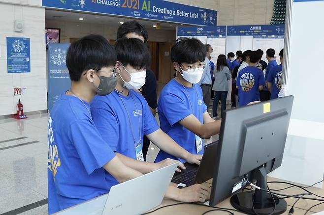 ‘포스코ICT 2021 AI 챌린지’에 참가한 학생들이 직접 개발한 애플리케이션을 시연하고 있다. [포스코ICT 제공]