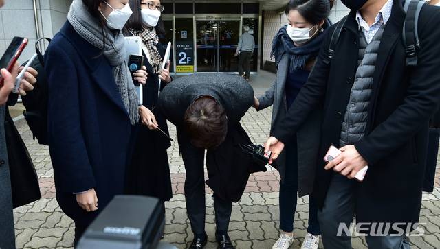 [인천=뉴시스] 이종철 기자 = 인천 을왕리에서 치킨배달을 하던 50대 가장을 차로 치어 숨지게 한 음주 운전자와 동승자에 대한 첫 재판이 열린 5일 오전 동승자가 인천시 미추홀구 인천지방법원에서 재판을 마친뒤 법원을 나서고 있다. 2020.11.05. jc4321@newsis.com